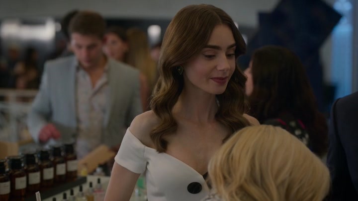 Emily_in_Paris_S02E09_WEBRip_x264-ION10_1869.jpg