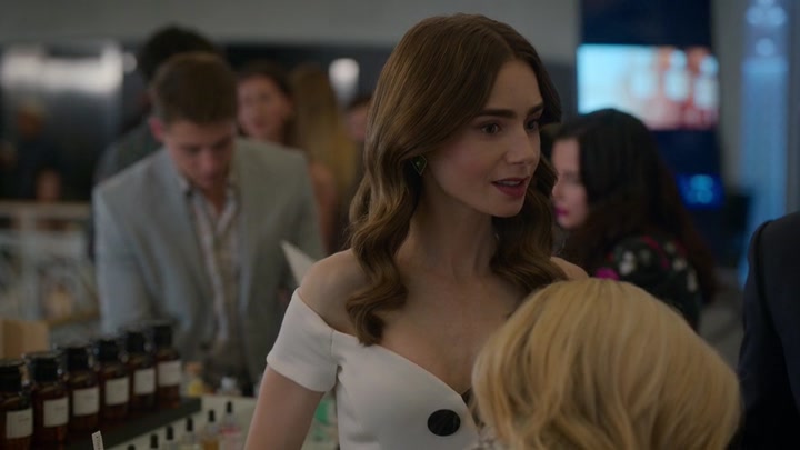 Emily_in_Paris_S02E09_WEBRip_x264-ION10_1872.jpg