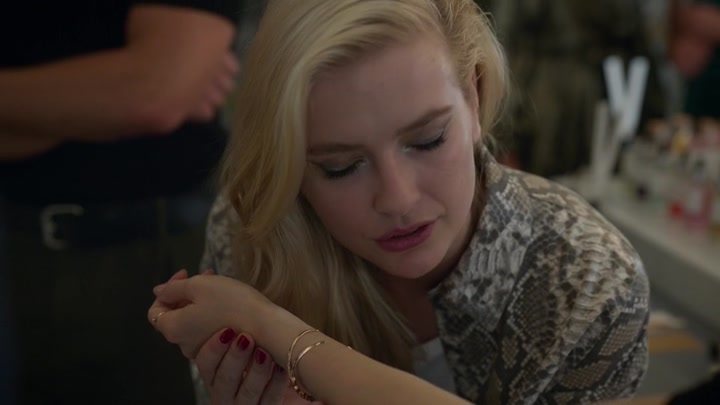 Emily_in_Paris_S02E09_WEBRip_x264-ION10_1876.jpg