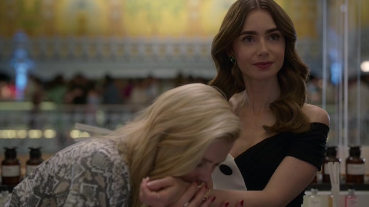 Emily_in_Paris_S02E09_WEBRip_x264-ION10_1878.jpg