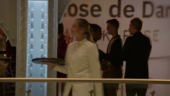 Emily_in_Paris_S02E09_WEBRip_x264-ION10_1883.jpg