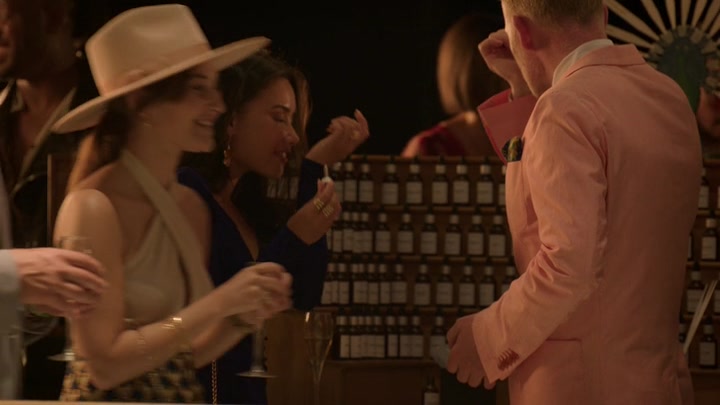 Emily_in_Paris_S02E09_WEBRip_x264-ION10_1886.jpg
