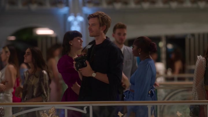 Emily_in_Paris_S02E09_WEBRip_x264-ION10_1888.jpg
