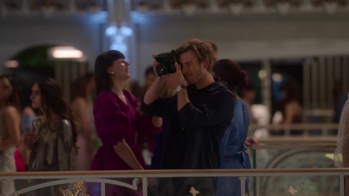 Emily_in_Paris_S02E09_WEBRip_x264-ION10_1891.jpg
