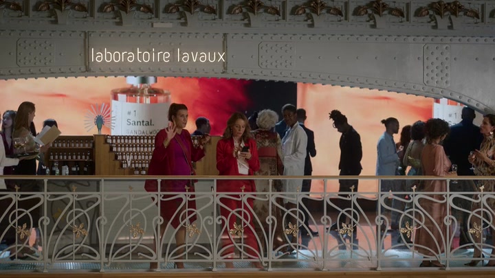Emily_in_Paris_S02E09_WEBRip_x264-ION10_1898.jpg