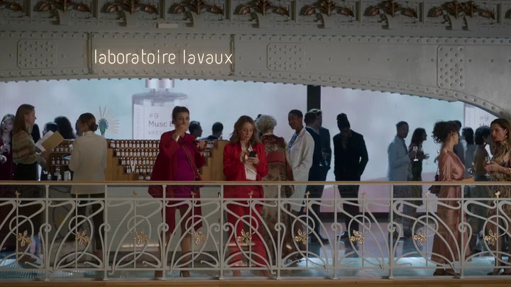 Emily_in_Paris_S02E09_WEBRip_x264-ION10_1902.jpg