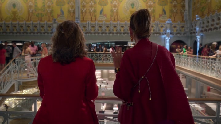 Emily_in_Paris_S02E09_WEBRip_x264-ION10_1903.jpg