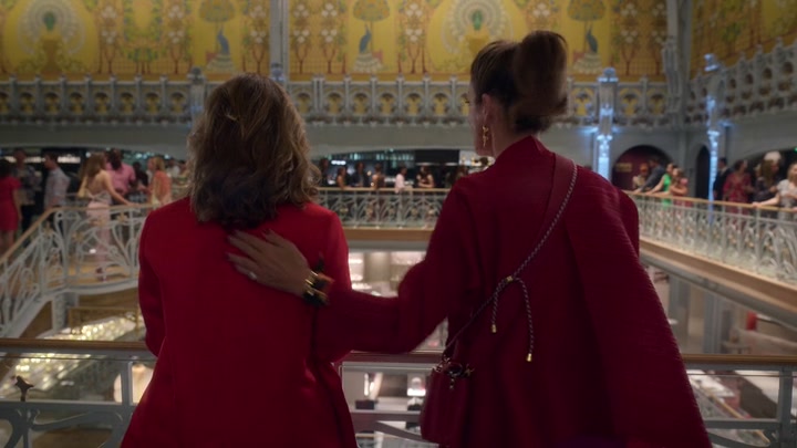 Emily_in_Paris_S02E09_WEBRip_x264-ION10_1905.jpg