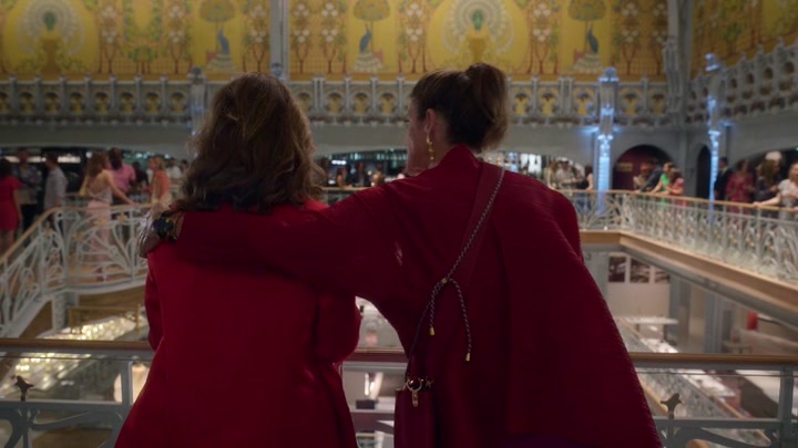 Emily_in_Paris_S02E09_WEBRip_x264-ION10_1906.jpg