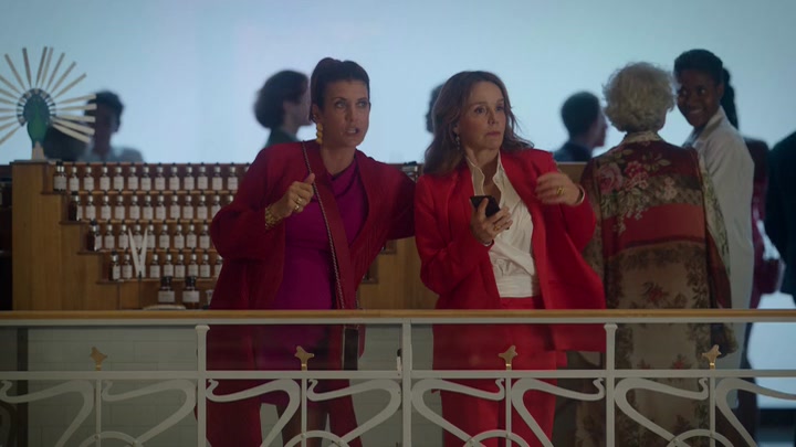 Emily_in_Paris_S02E09_WEBRip_x264-ION10_1907.jpg