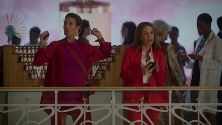 Emily_in_Paris_S02E09_WEBRip_x264-ION10_1910.jpg