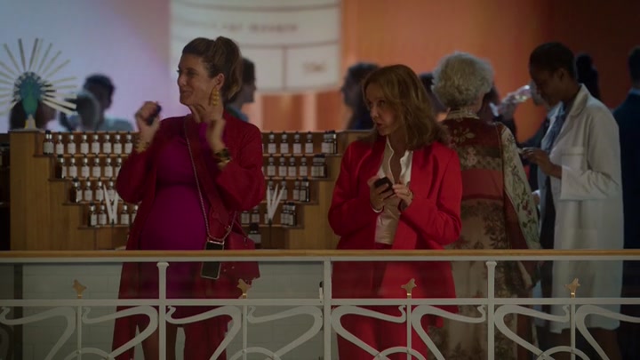 Emily_in_Paris_S02E09_WEBRip_x264-ION10_1913.jpg