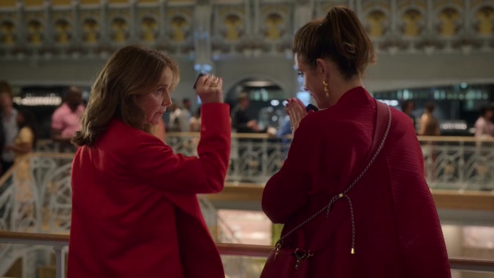 Emily_in_Paris_S02E09_WEBRip_x264-ION10_1915.jpg