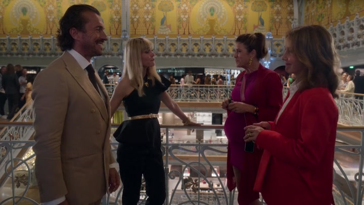 Emily_in_Paris_S02E09_WEBRip_x264-ION10_1927.jpg