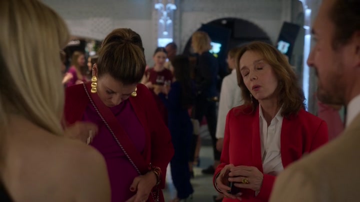Emily_in_Paris_S02E09_WEBRip_x264-ION10_1933.jpg