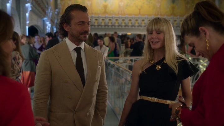 Emily_in_Paris_S02E09_WEBRip_x264-ION10_1936.jpg