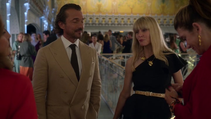 Emily_in_Paris_S02E09_WEBRip_x264-ION10_1937.jpg