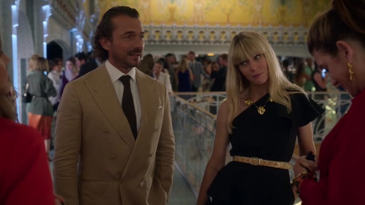 Emily_in_Paris_S02E09_WEBRip_x264-ION10_1939.jpg