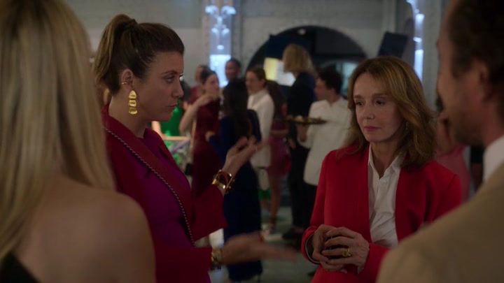 Emily_in_Paris_S02E09_WEBRip_x264-ION10_1953.jpg