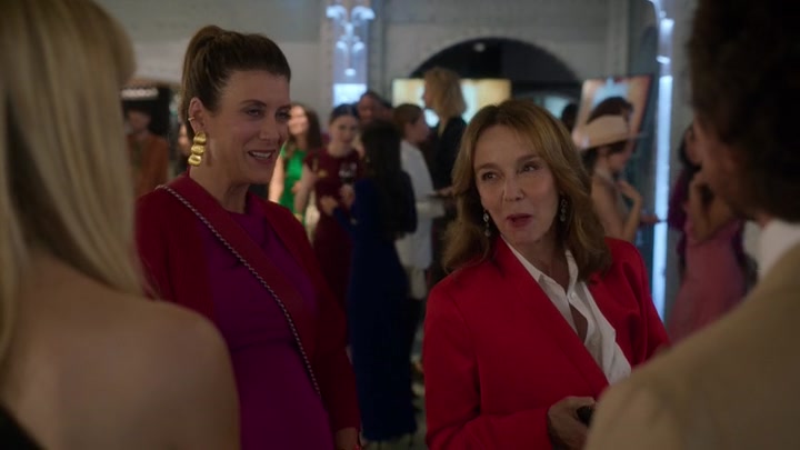 Emily_in_Paris_S02E09_WEBRip_x264-ION10_1959.jpg