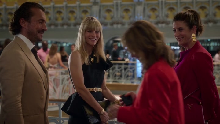 Emily_in_Paris_S02E09_WEBRip_x264-ION10_1961.jpg