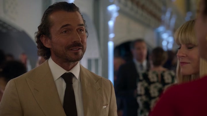 Emily_in_Paris_S02E09_WEBRip_x264-ION10_1989.jpg