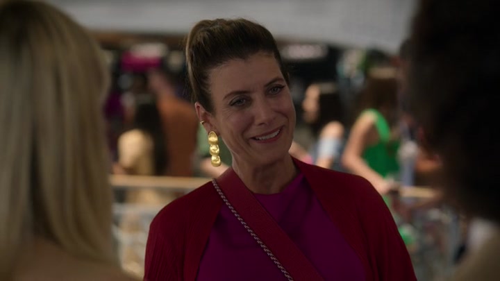 Emily_in_Paris_S02E09_WEBRip_x264-ION10_1992.jpg