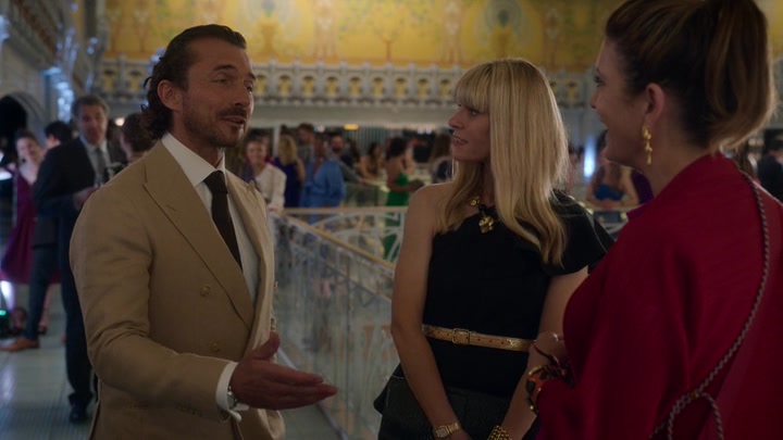 Emily_in_Paris_S02E09_WEBRip_x264-ION10_2027.jpg