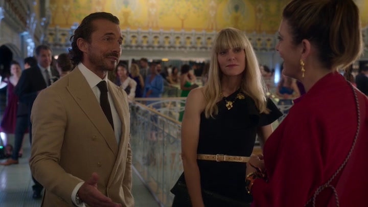 Emily_in_Paris_S02E09_WEBRip_x264-ION10_2028.jpg