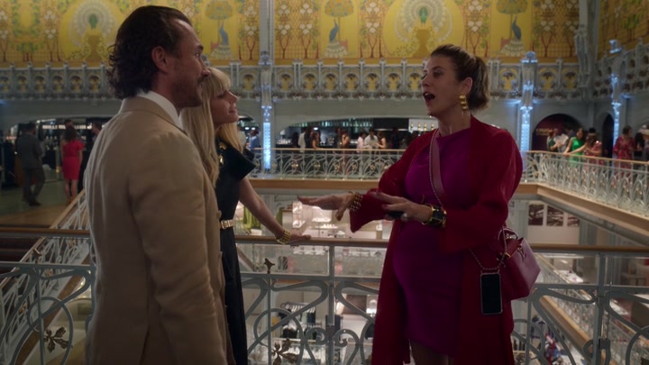 Emily_in_Paris_S02E09_WEBRip_x264-ION10_2031.jpg
