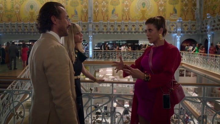 Emily_in_Paris_S02E09_WEBRip_x264-ION10_2034.jpg