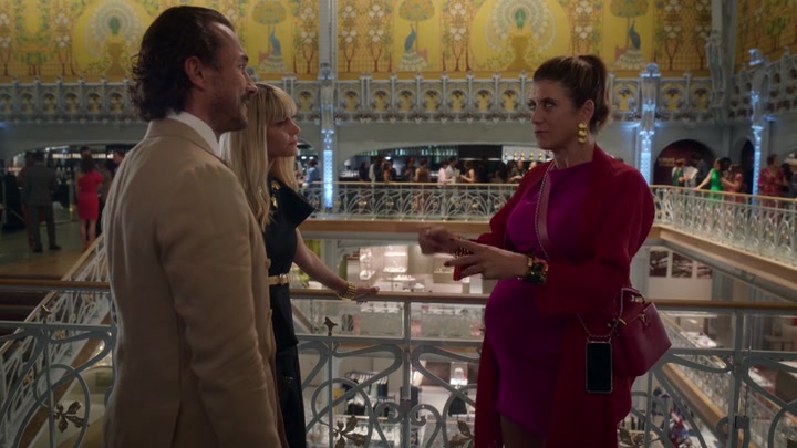Emily_in_Paris_S02E09_WEBRip_x264-ION10_2035.jpg