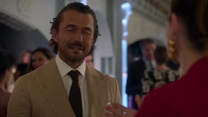 Emily_in_Paris_S02E09_WEBRip_x264-ION10_2046.jpg