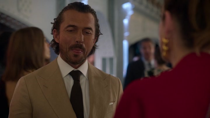 Emily_in_Paris_S02E09_WEBRip_x264-ION10_2052.jpg