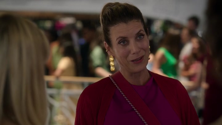 Emily_in_Paris_S02E09_WEBRip_x264-ION10_2056.jpg