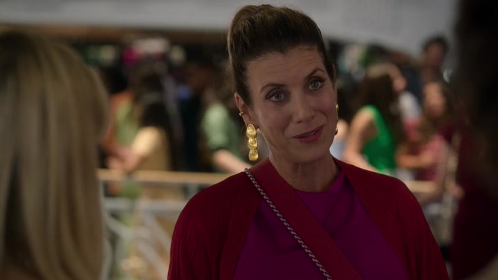 Emily_in_Paris_S02E09_WEBRip_x264-ION10_2057.jpg