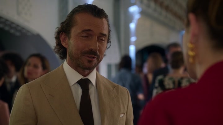 Emily_in_Paris_S02E09_WEBRip_x264-ION10_2069.jpg