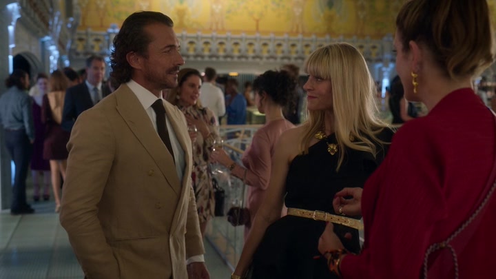 Emily_in_Paris_S02E09_WEBRip_x264-ION10_2078.jpg