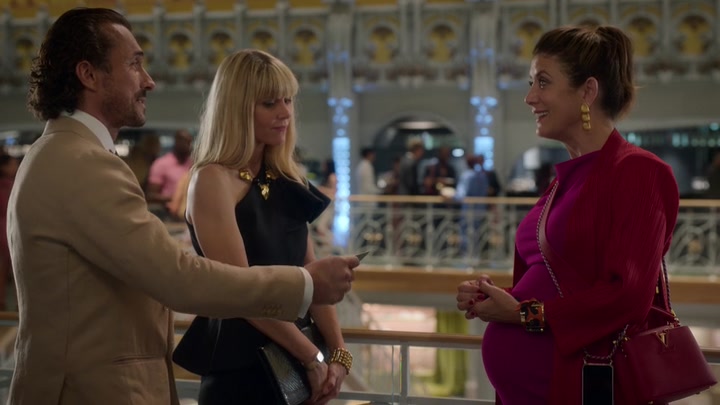 Emily_in_Paris_S02E09_WEBRip_x264-ION10_2088.jpg