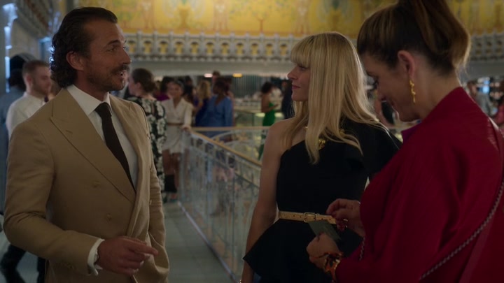 Emily_in_Paris_S02E09_WEBRip_x264-ION10_2093.jpg
