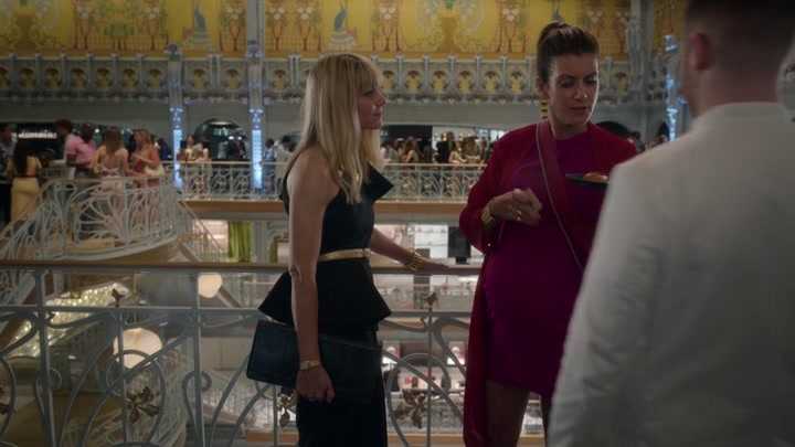 Emily_in_Paris_S02E09_WEBRip_x264-ION10_2104.jpg