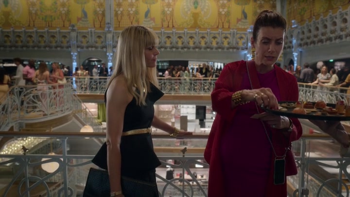 Emily_in_Paris_S02E09_WEBRip_x264-ION10_2107.jpg