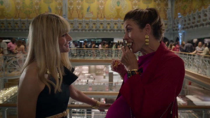 Emily_in_Paris_S02E09_WEBRip_x264-ION10_2114.jpg