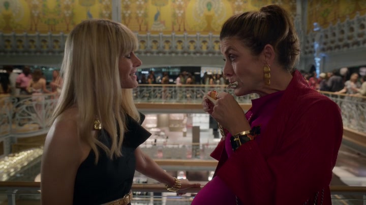 Emily_in_Paris_S02E09_WEBRip_x264-ION10_2116.jpg