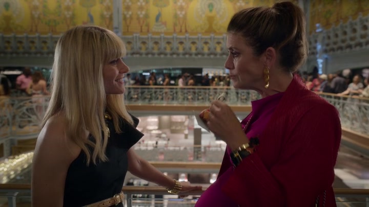 Emily_in_Paris_S02E09_WEBRip_x264-ION10_2118.jpg