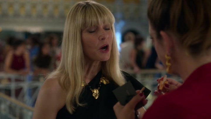 Emily_in_Paris_S02E09_WEBRip_x264-ION10_2119.jpg