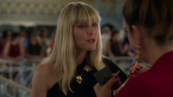 Emily_in_Paris_S02E09_WEBRip_x264-ION10_2120.jpg