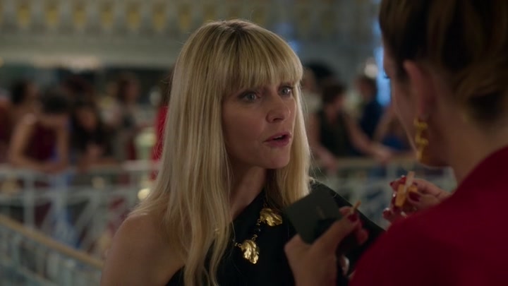 Emily_in_Paris_S02E09_WEBRip_x264-ION10_2123.jpg