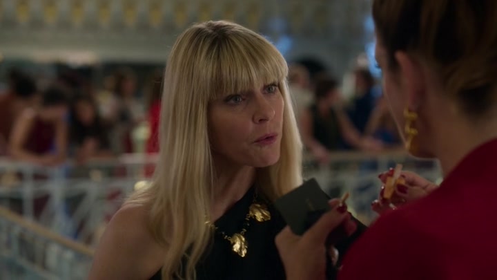 Emily_in_Paris_S02E09_WEBRip_x264-ION10_2124.jpg