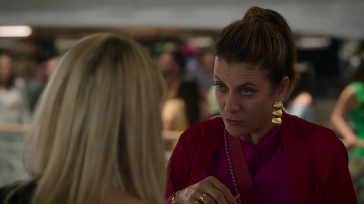 Emily_in_Paris_S02E09_WEBRip_x264-ION10_2132.jpg